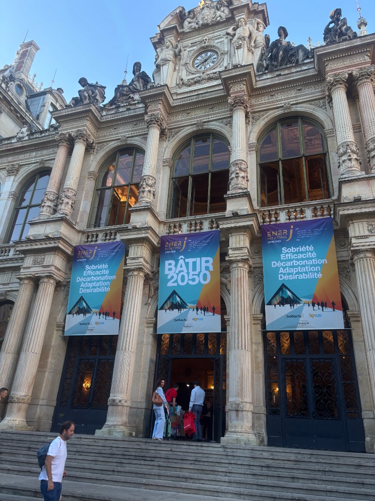 Palais de la Bourse facade in Lyon with EnerJ-meeting Build 2050 banners